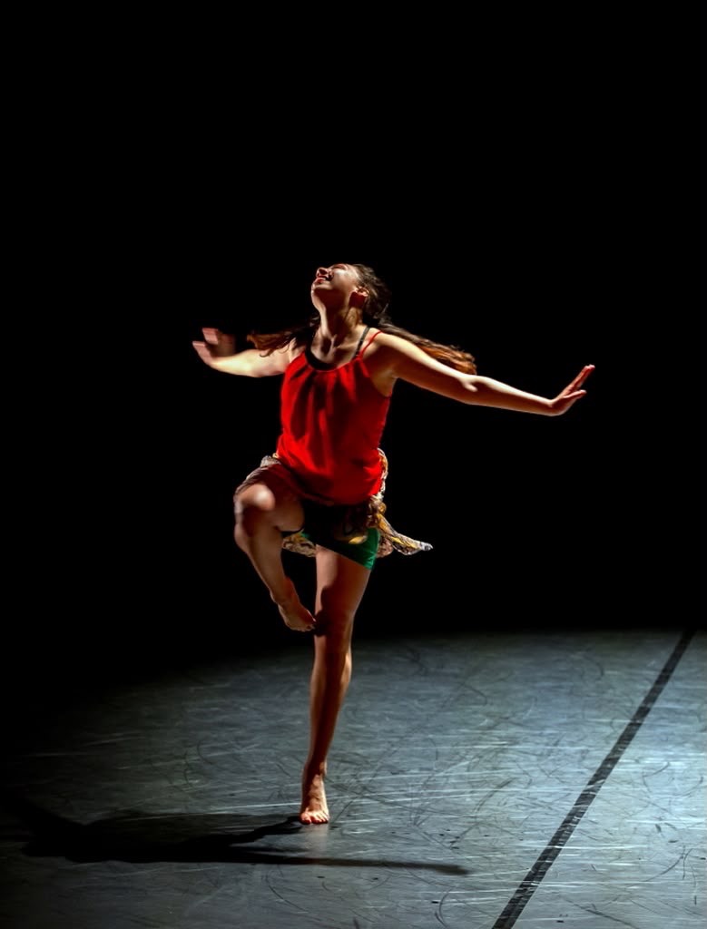 Alicia Bonell en danza contemporánea sobre el escenario
