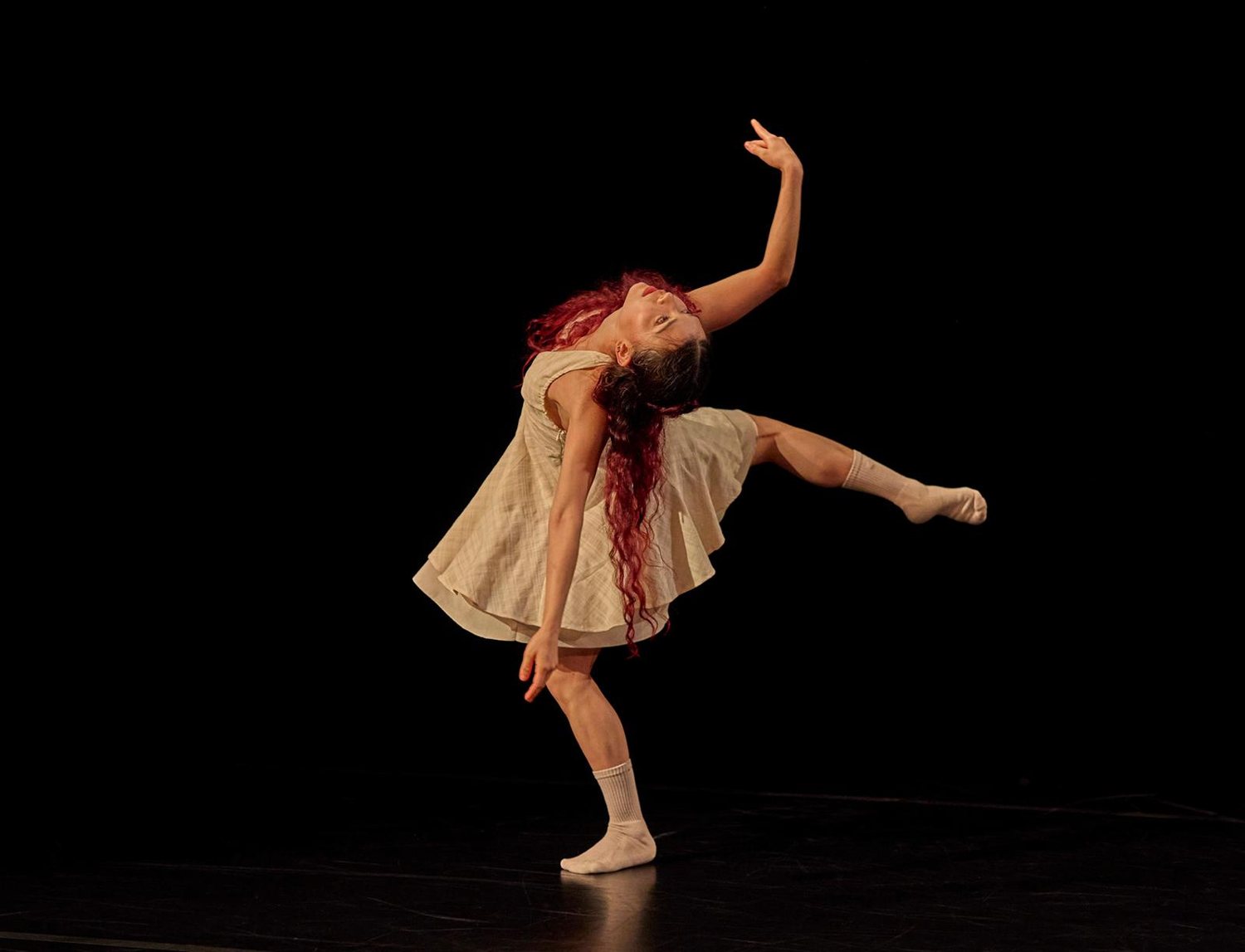 Sofía Bonilla en danza contemporánea sobre el escenario