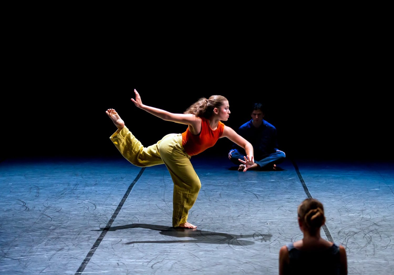 Valentina Ávila en danza contemporánea sobre el escenario